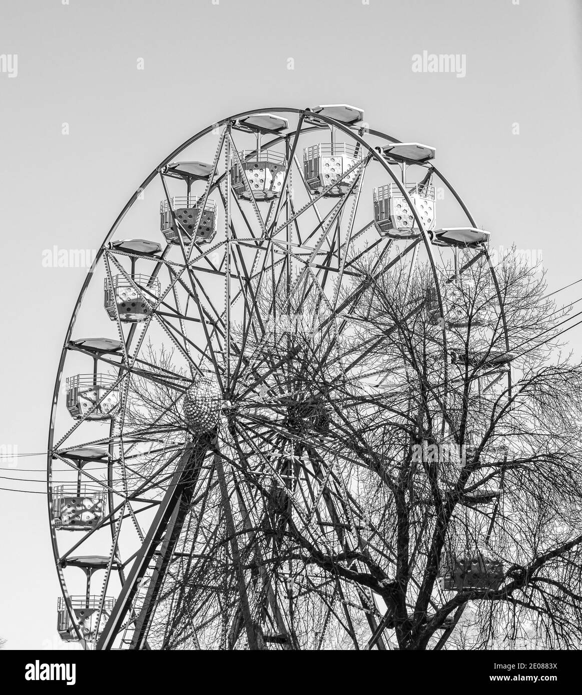 Giro vuoto nel parco divertimenti ruota panoramica in inverno contro cielo blu Foto Stock