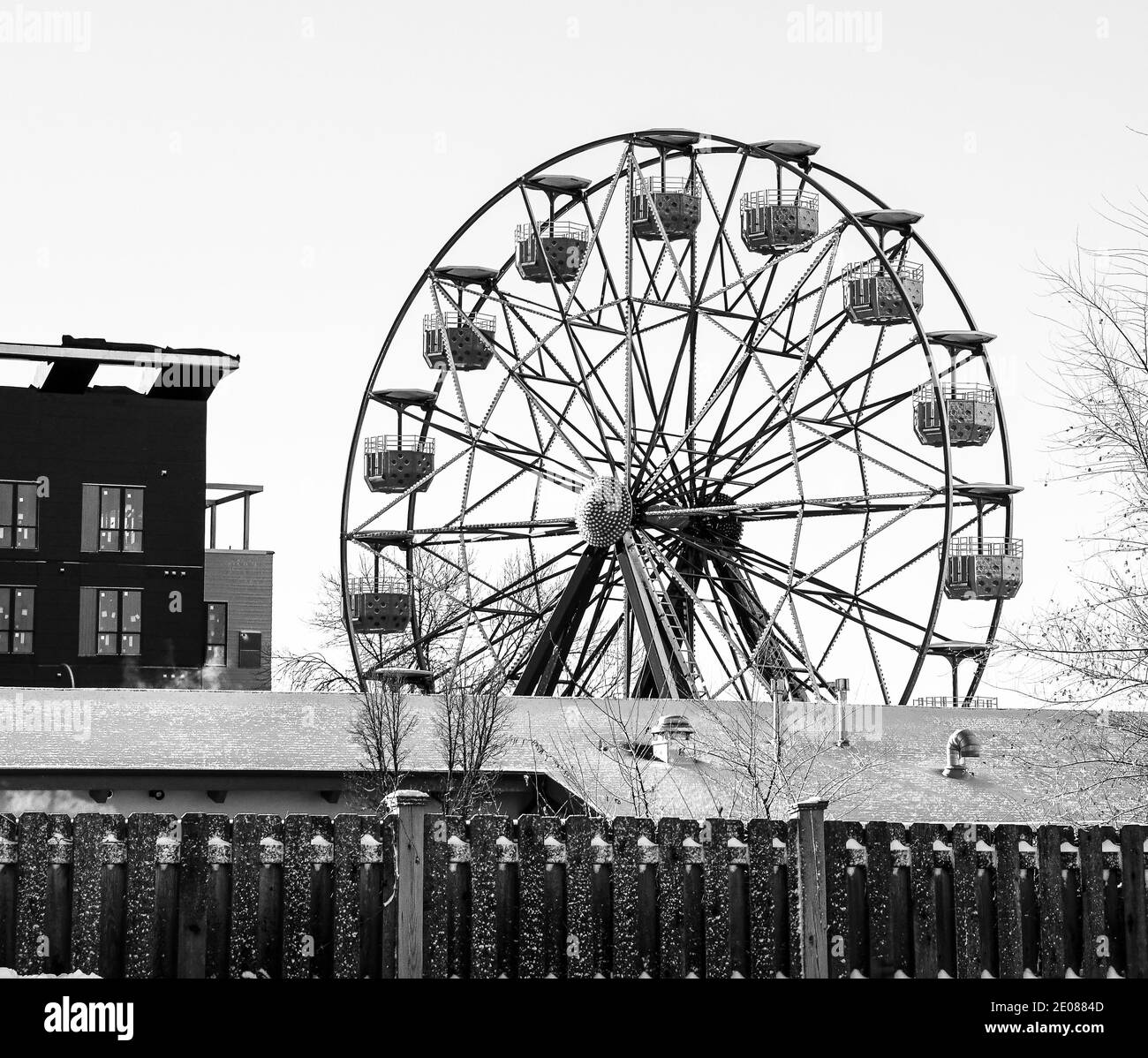 Giro vuoto nel parco divertimenti ruota panoramica in inverno contro cielo blu Foto Stock