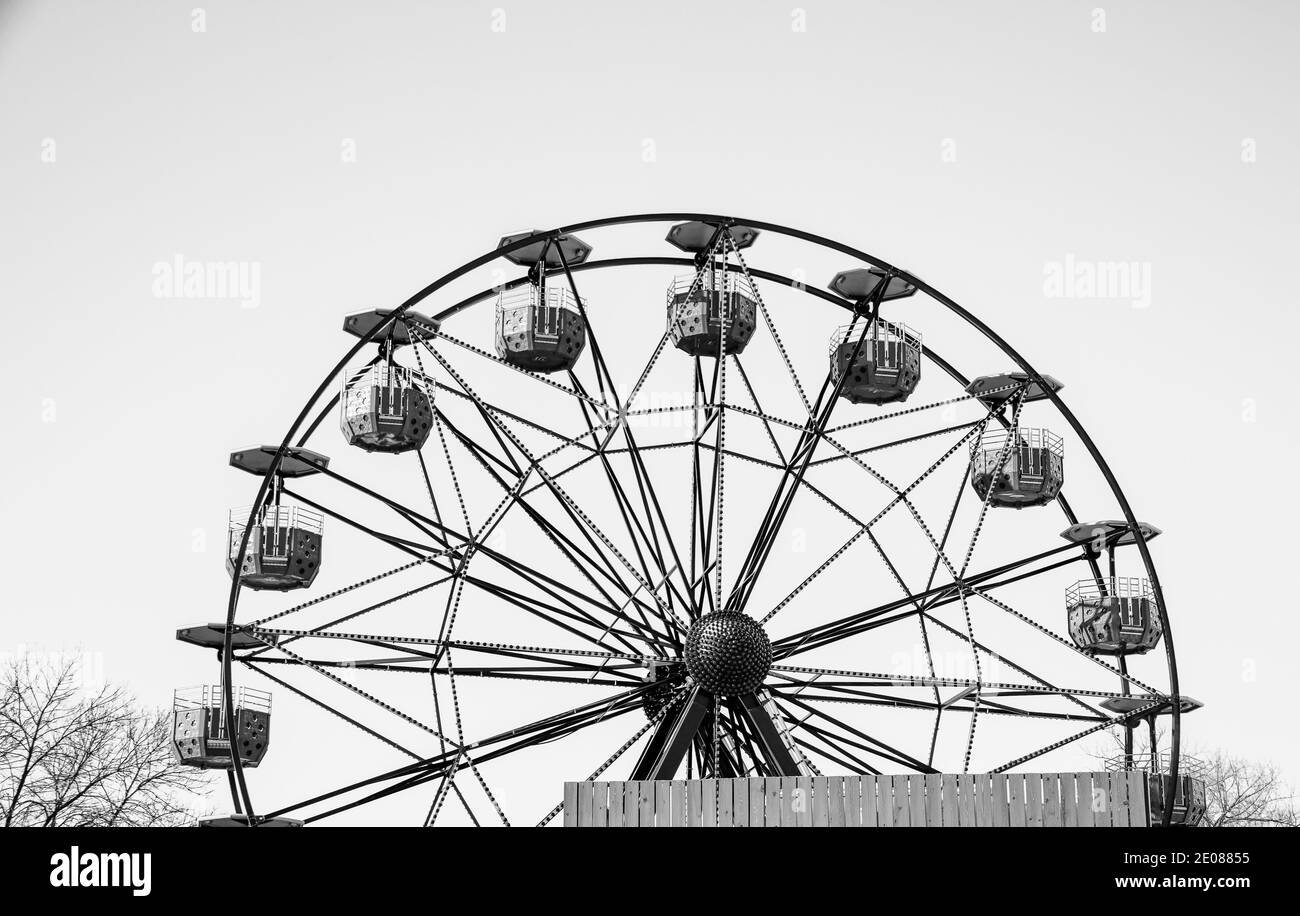 Giro vuoto nel parco divertimenti ruota panoramica in inverno contro cielo blu Foto Stock