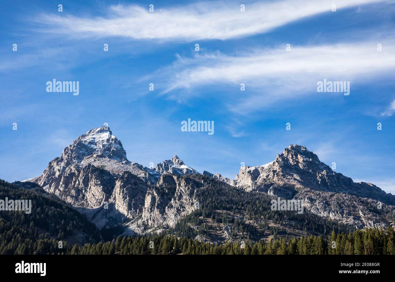 Il Grand Teton con una leggera polvere di neve, Grand Tetons National Park, Wyoming, Stati Uniti. Foto Stock