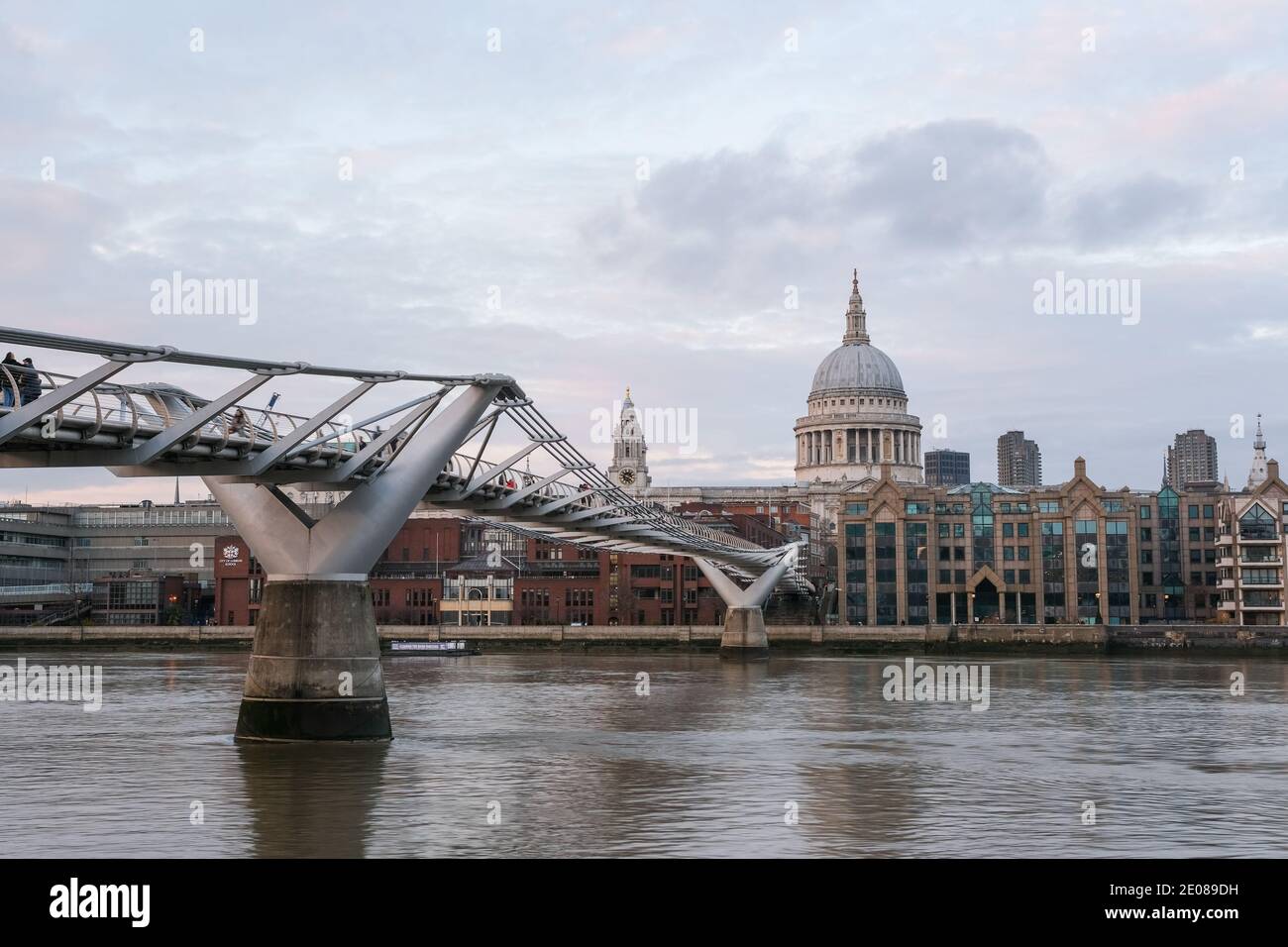 Viste di St Paul's e del Millenium Bridge da sud Banca Londra Foto Stock