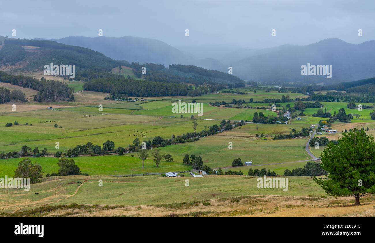 Veduta aerea della valle di Leven in Tasmania, Australia Foto Stock