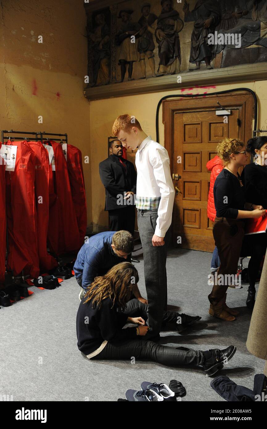 Ambiente dietro le quinte prima della collezione maschile di Christian Lacroix Autunno-Inverno 2012-13 come parte della Paris Fashion Week, Francia, 18 gennaio 2012. Foto di Nicolas Briquet/ABACAPRESS.COM Foto Stock