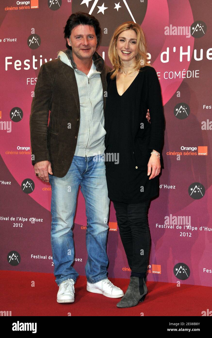 Philippe Lellouche e Julie Gayet in posa alla fotocellula 'la Clinique De l'Amour' nell'ambito del 15° Festival della Commedia di Alpe d'Huez tenutosi a l'Alpe d'Huez, in Francia, il 18 gennaio 2012. Foto di Charriau-Marechal/ABACAPRESS.COM Foto Stock