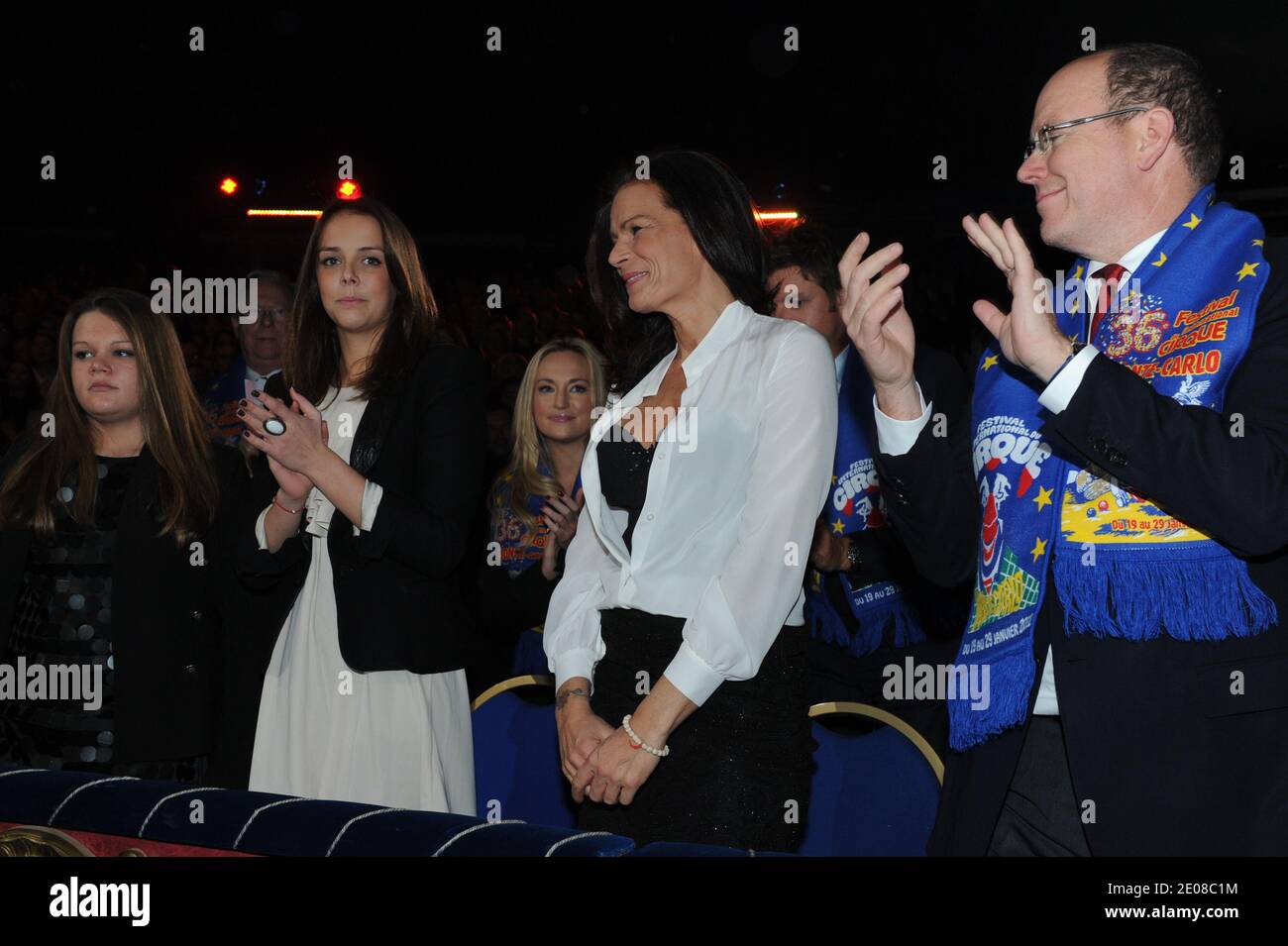 Le figlie della principessa Stephanie Camille Gottlieb, Pauline Ducruet, Principessa Stephanie di Monaco, Principe Alberto di Monaco partecipano all'apertura del 36° Festival Internazionale del Circo Monte Carlo a Monte Carlo, Monaco, il 19 gennaio 2012. Foto piscina di Gaetan luci/Monaco Palace/ABACAPRESS.COM Foto Stock