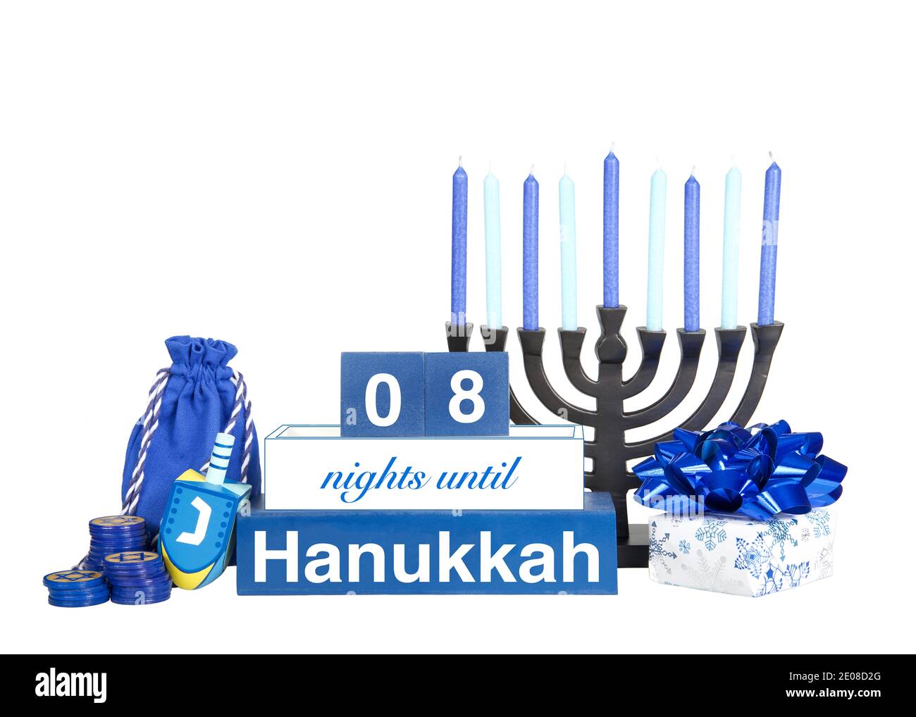 Conto alla rovescia per Hanukkah blocchi blu e bianchi con menorah, dreidel e un regalo festivo isolato su bianco. 8 giorni per la vacanza. Foto Stock