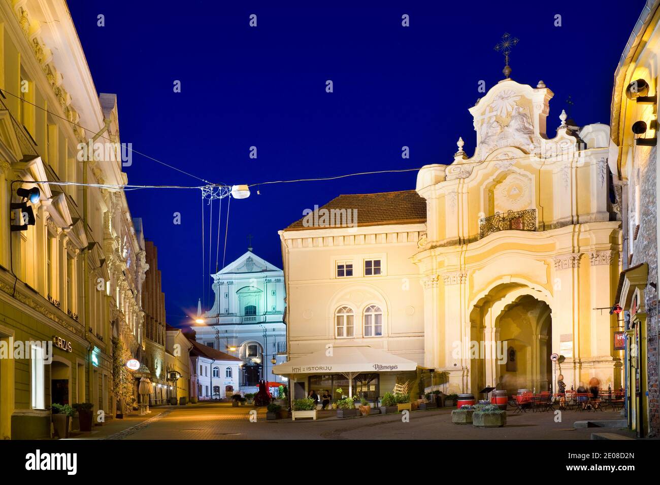 Vista notturna della Via Aussos Vartu illuminata nella Città Vecchia di Vilnius, Lituania. Porta Basiliana al Monastero Greco Cattolico ucraino del Sacro T. Foto Stock