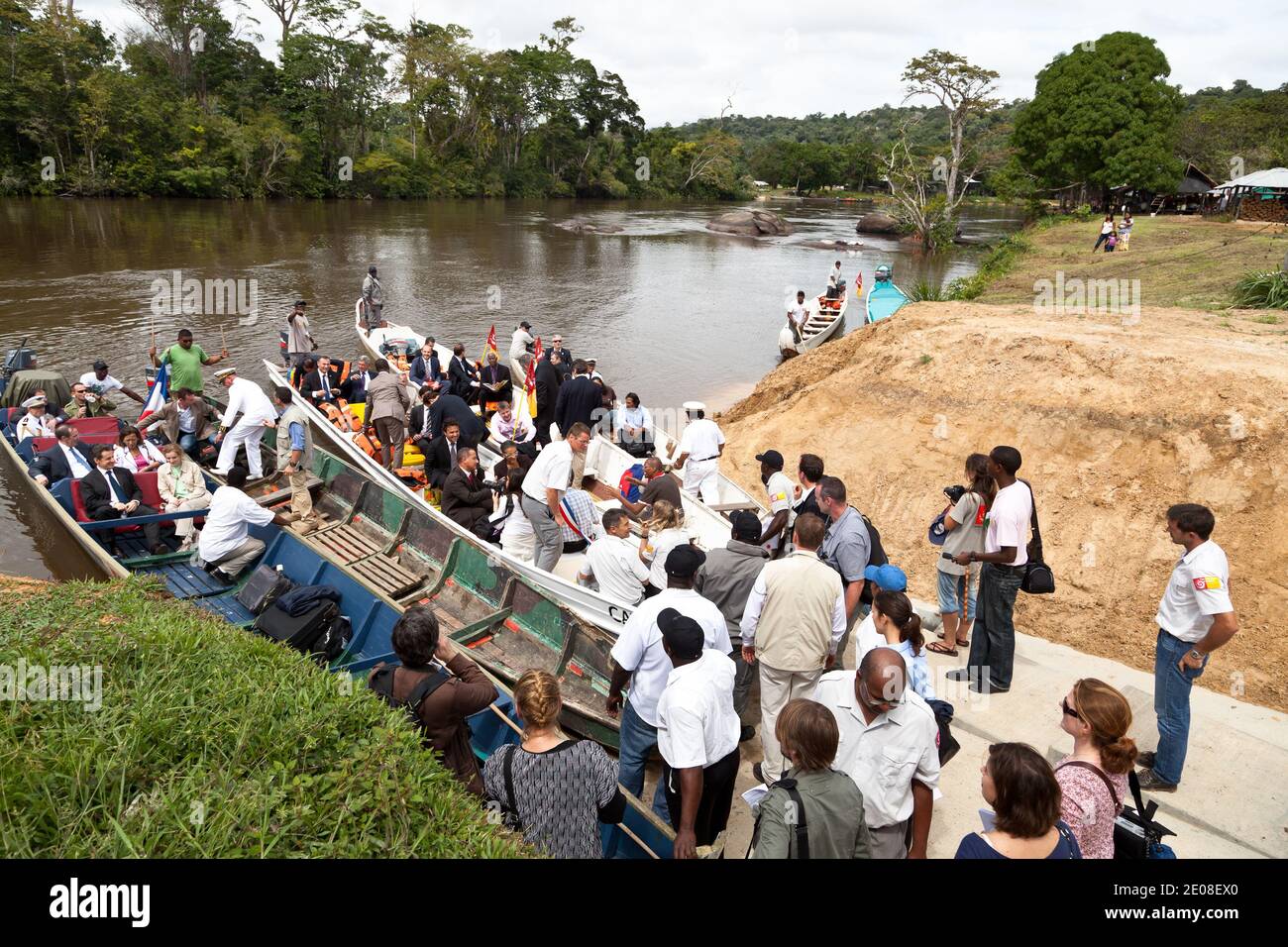 Il presidente francese Nicolas Sarkozy incontra la gente del posto a Taluen, Guyana francese, il 21 gennaio 2012. Sarkozy è in Guyana francese per partecipare alle cerimonie di Capodanno per i territori e dipartimenti d'oltremare. Foto di Jody Amiet/ABACAPRESS.COM Foto Stock