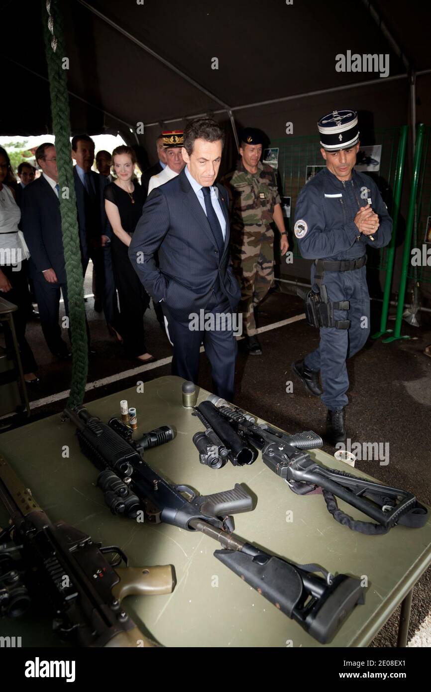 Il presidente francese Nicolas Sarkozy visita le truppe a Cayenne, Guiana francese, 21 gennaio 2012. Sarkozy è in Guyana francese per partecipare alle cerimonie di Capodanno per i territori e dipartimenti d'oltremare. Foto di Jody Amiet/ABACAPRESS.COM Foto Stock