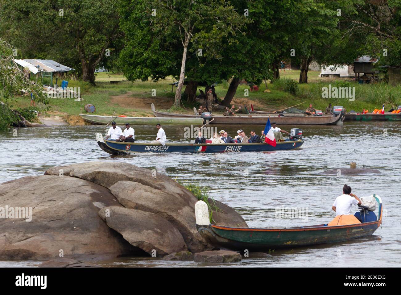 Il presidente francese Nicolas Sarkozy incontra la gente del posto a Taluen, Guyana francese, il 21 gennaio 2012. Sarkozy è in Guyana francese per partecipare alle cerimonie di Capodanno per i territori e dipartimenti d'oltremare. Foto di Jody Amiet/ABACAPRESS.COM Foto Stock