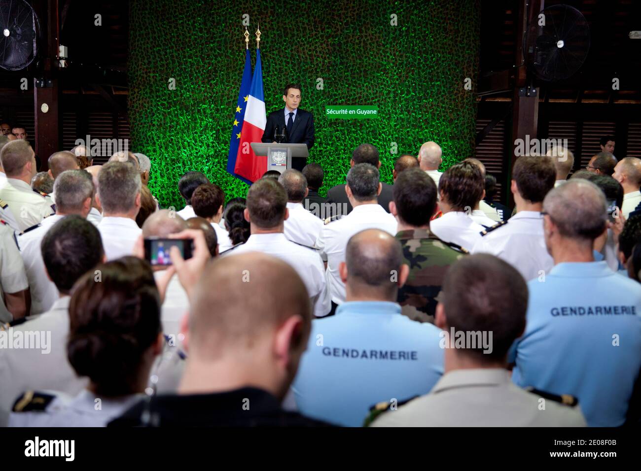 Il presidente francese Nicolas Sarkozy addresses truppe a Cayenne, Guyana francese, 21 gennaio 2012. Sarkozy è in Guyana francese per partecipare alle cerimonie di Capodanno per i territori e dipartimenti d'oltremare. Foto di Jody Amiet/ABACAPRESS.COM Foto Stock