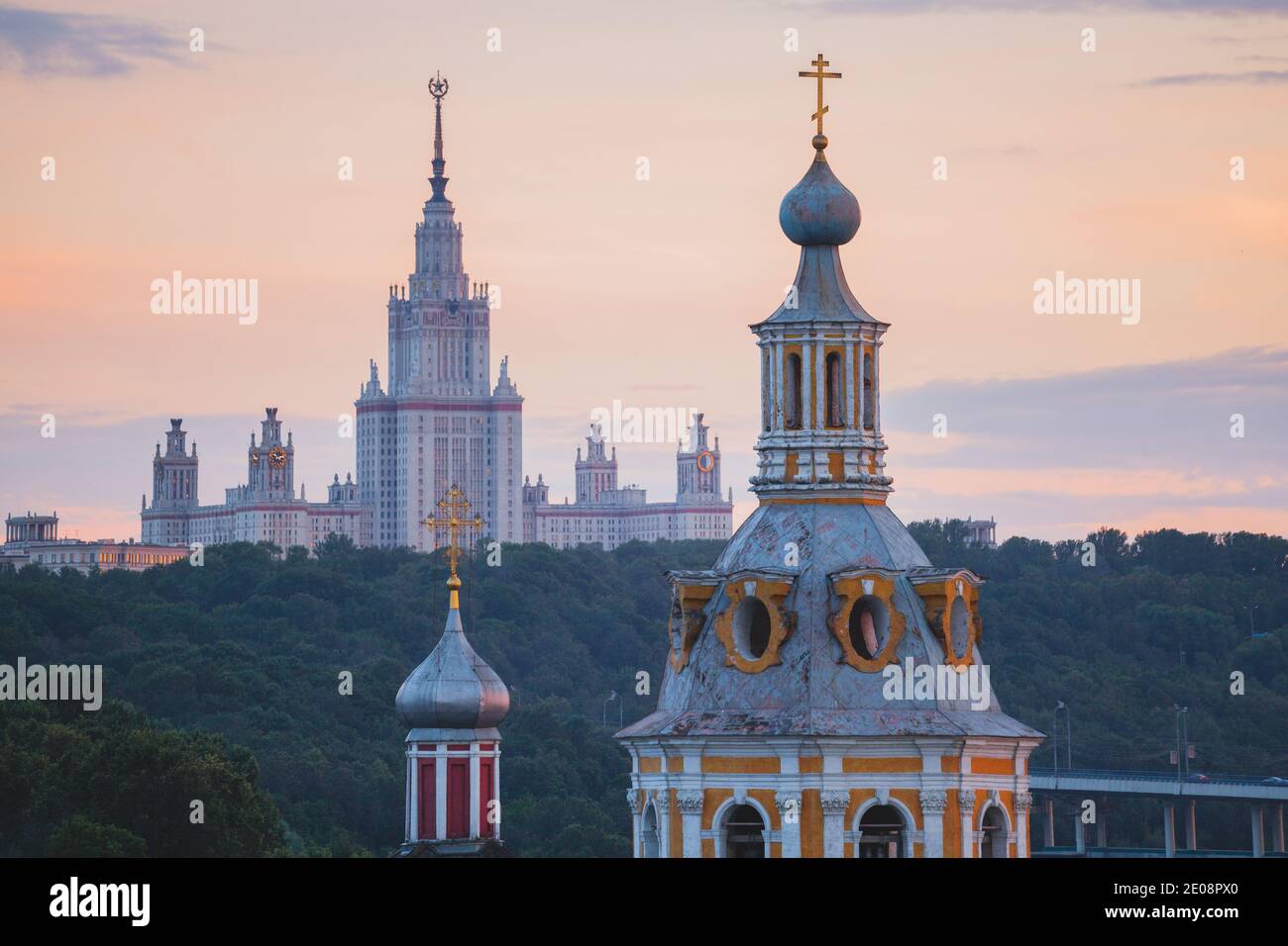 Cupola della Chiesa cristiana e Università di Stato di Mosca Foto Stock