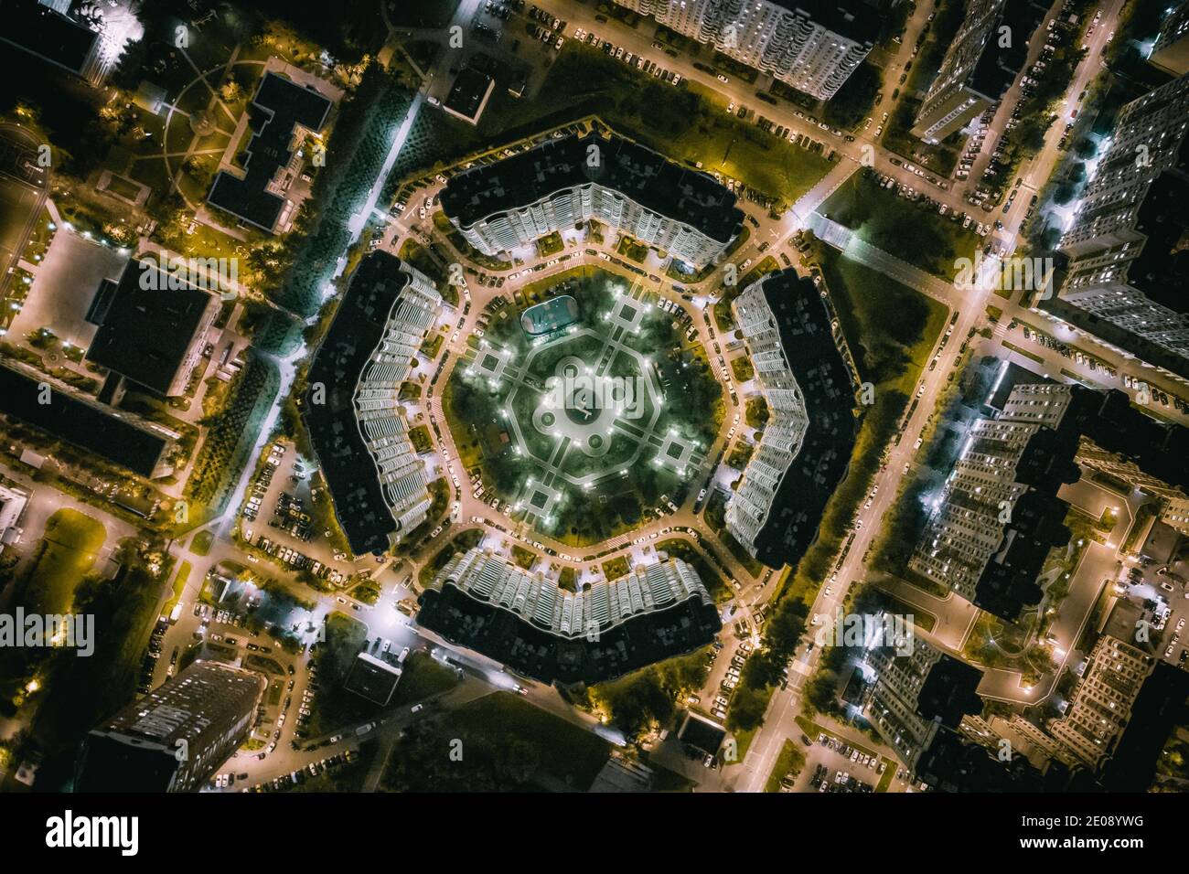 Vista del cortile e dell'edificio dall'alto verso il basso con il drone Foto Stock