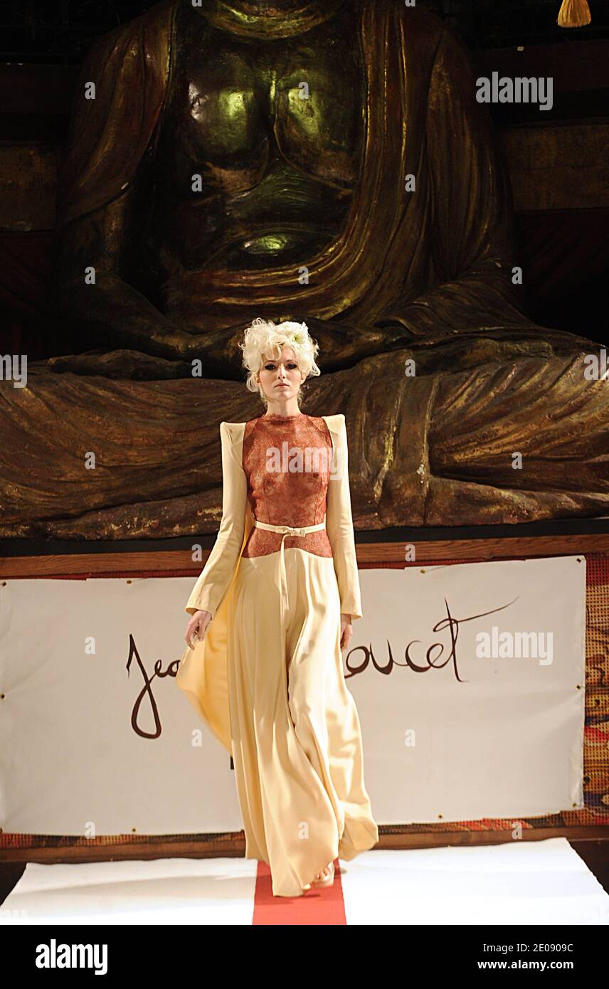 Un modello mostra una creazione del designer Jean Doucet per la sua collezione Primavera-Estate 2012 Haute-Couture spettacolo tenuto al Buddha Bar a Parigi, Francia, il 26 gennaio 2012. Foto di Giancarlo Gorassini/ABACAPRESS.COM Foto Stock