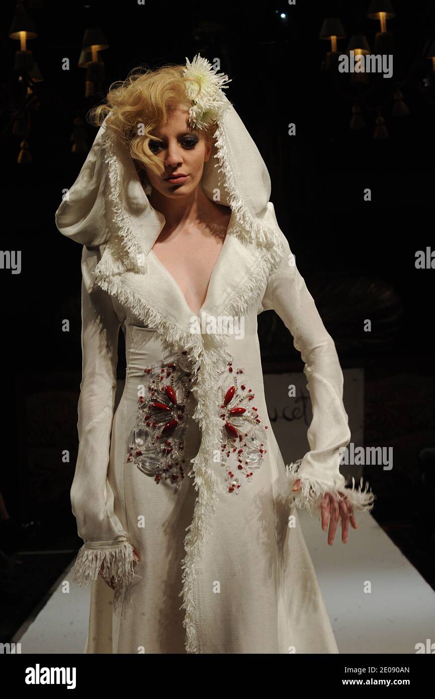 Un modello mostra una creazione del designer Jean Doucet per la sua collezione Primavera-Estate 2012 Haute-Couture spettacolo tenuto al Buddha Bar a Parigi, Francia, il 26 gennaio 2012. Foto di Giancarlo Gorassini/ABACAPRESS.COM Foto Stock