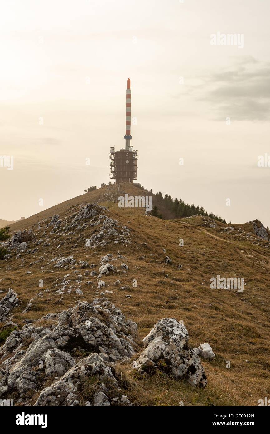 Picco Chasseral nelle montagne svizzere del Giura con torre di segnale Foto Stock
