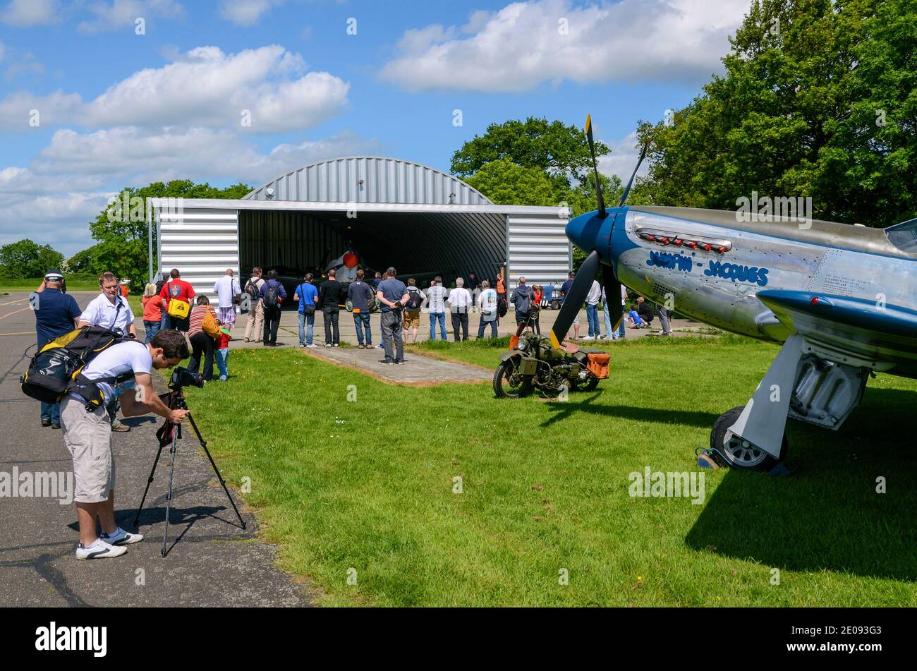 North American P-51D Mustang caccia della seconda guerra mondiale presso l'aeroporto di North Weald, Essex, Regno Unito. Di proprietà di Peter Teichman dell'Hangar 11. Evento per fotografi Foto Stock