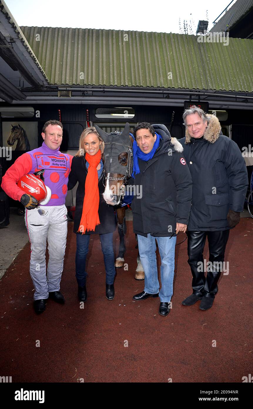 Cecile De Menibus, Smain e Francois-Eric Gendron partecipano alla 91esima gara di cavalli da trotto Prix d'Amerique, presso la pista di cavalli Vincennes, Parigi, Francia, il 29 gennaio 2012. Il pilota francese Franck Nivard ha vinto la gara con il francese di proprietà e addestrato classifica favorito Ready Cash. Foto di Thierry Plessis/ABACAPRESS.COM Foto Stock