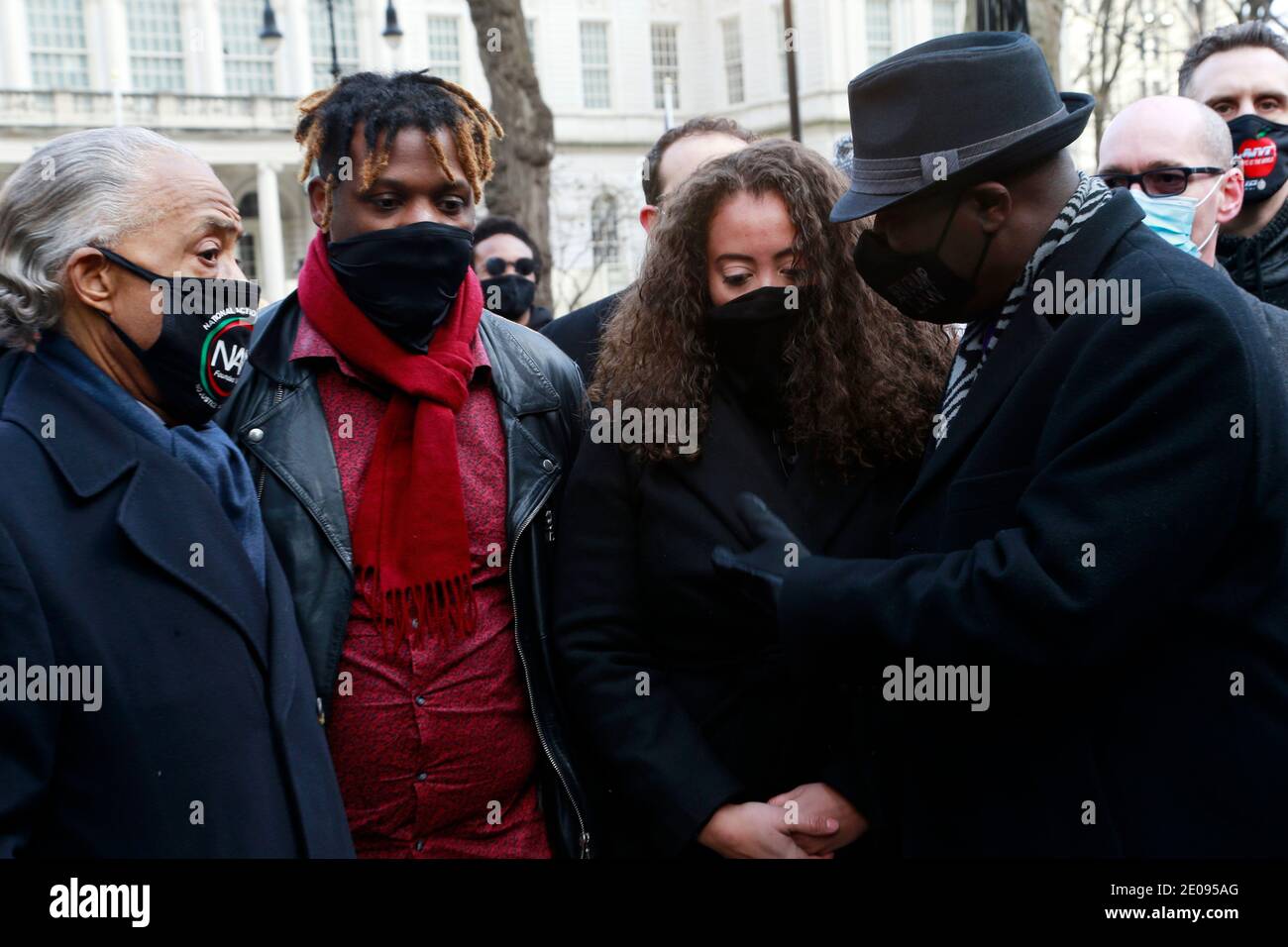 NEW YORK, NY - DICEMBRE 30: Avvocato di diritti civili Benjamin Crump che rappresenta i genitori, il keyon Harrold, Sr. E Kat Rodriguez e il loro figlio, il keyon Harrold, Jr. Che è stato aggredito, I giorni precedenti hanno attaccato verbalmente e accusato di rubare un telefono cellulare da un altro ospite presso l'hotel boutique Arlo SoHo, tengono una conferenza stampa per evidenziare i valori egualitari della società americana. All'incontro hanno partecipato il Rev, al Sharpton, fondatore e presidente, National Action Network e vari tifosi. Si è tenuto al City Hall Park il 30 dicembre 2020 a New York City. Credito: Mpi43/MediaPunch Foto Stock