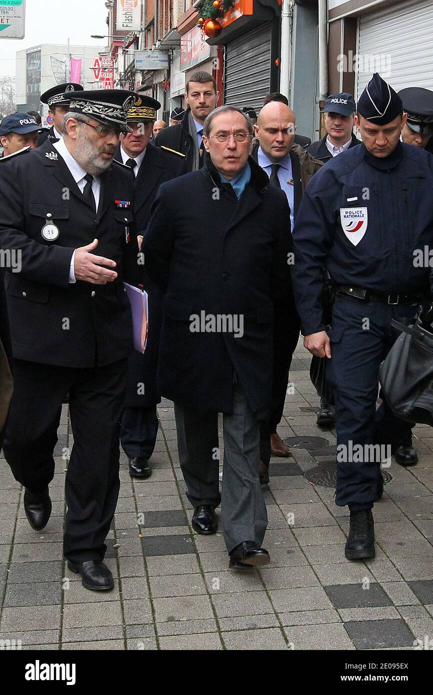 Le ministre de l'Interieur Claude Gueant, quitte l'hotel de police de Lille, dans le cadre d'un deplacement pour se 'annre compte de la mise en place des reformes' recentes (police d'agglomeration et patrouilleurs) le 30 janvier 2012. Gueant a Assurance les policiers du Nord de sa 'confiance' apres l''affaire' de prostitution de l'hotel Carlton qui avait vu plusieurs fonctionnaires mis en cause, et lance un 'appell' a la municipalite en faveur de la videosprotection. Foto Jean-Yves Bonvarlet/ABACAPRESS.COM Foto Stock