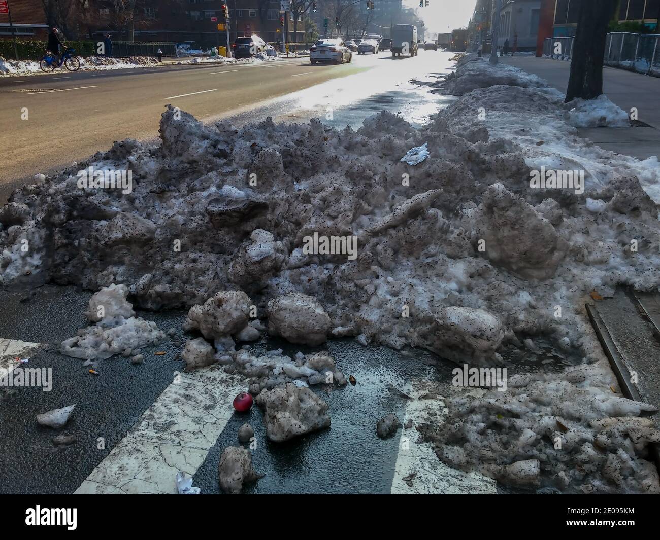 Tumuli di neve sporca sulla strada a Chelsea a New York Lunedi, 21 dicembre 2020, il primo giorno di inverno. A Natale, lasciata dalla nevicata di 10.5 pollici della scorsa settimana, la città dovrebbe piovere. (© Richard B. Levine) Foto Stock