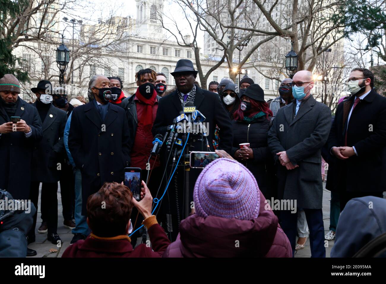 NEW YORK, NY - DICEMBRE 30: Avvocato di diritti civili Benjamin Crump che rappresenta i genitori, il keyon Harrold, Sr. E Kat Rodriguez e il loro figlio, il keyon Harrold, Jr. Che è stato aggredito, I giorni precedenti hanno attaccato verbalmente e accusato di rubare un telefono cellulare da un altro ospite presso l'hotel boutique Arlo SoHo, tengono una conferenza stampa per evidenziare i valori egualitari della società americana. All'incontro hanno partecipato il Rev, al Sharpton, fondatore e presidente, National Action Network e vari tifosi. Si è tenuto al City Hall Park il 30 dicembre 2020 a New York City. Credito: Mpi43/MediaPunch Foto Stock