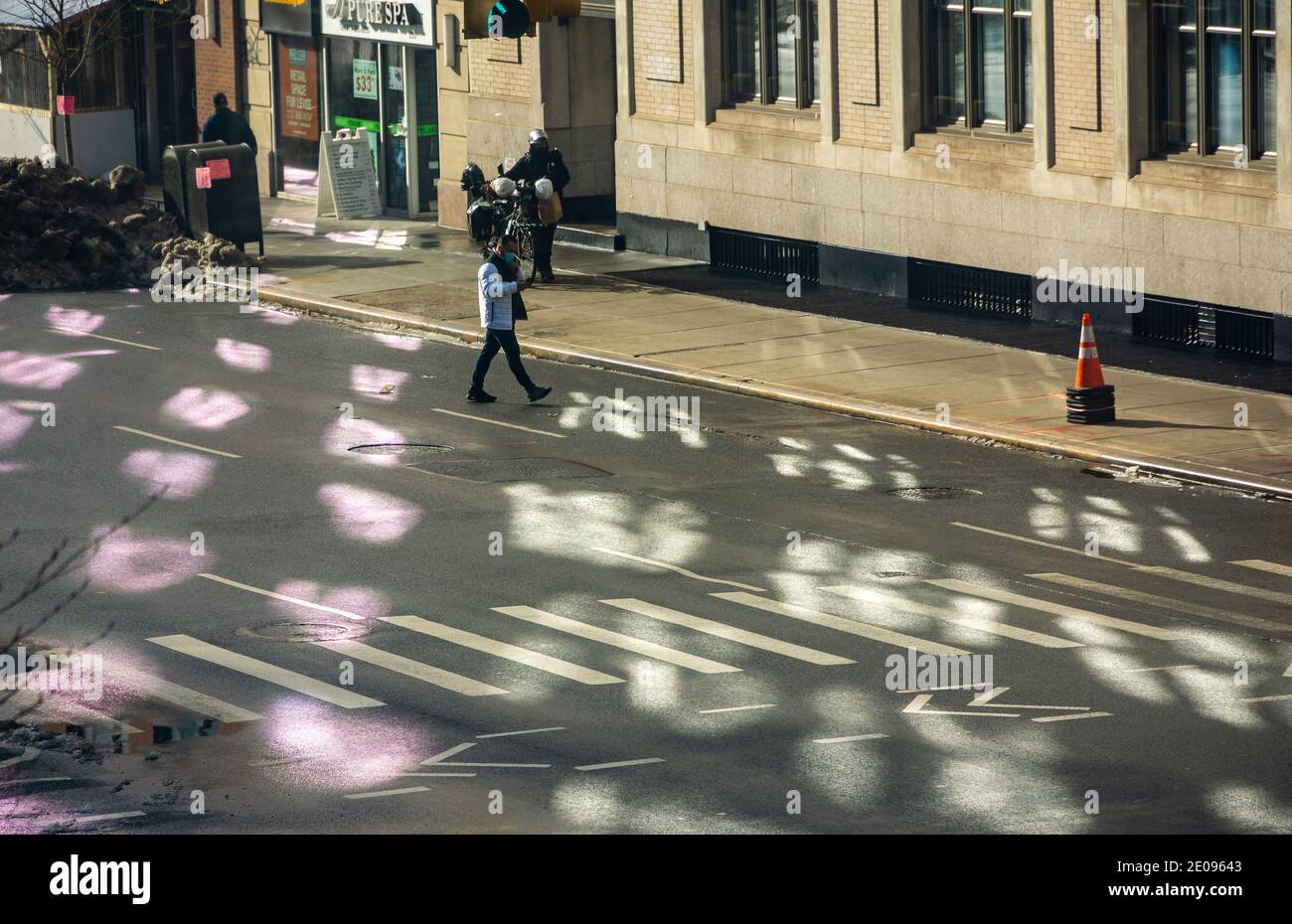 Riflessioni sulla strada a Chelsea a New York lunedì 21 dicembre 2020, il primo giorno d'inverno. (© Richard B. Levine) Foto Stock