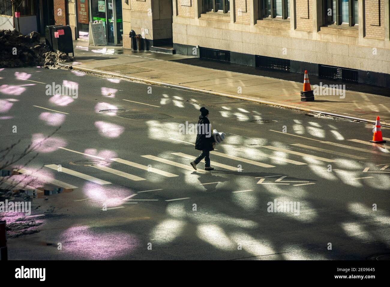 Riflessioni sulla strada a Chelsea a New York lunedì 21 dicembre 2020, il primo giorno d'inverno. (© Richard B. Levine) Foto Stock