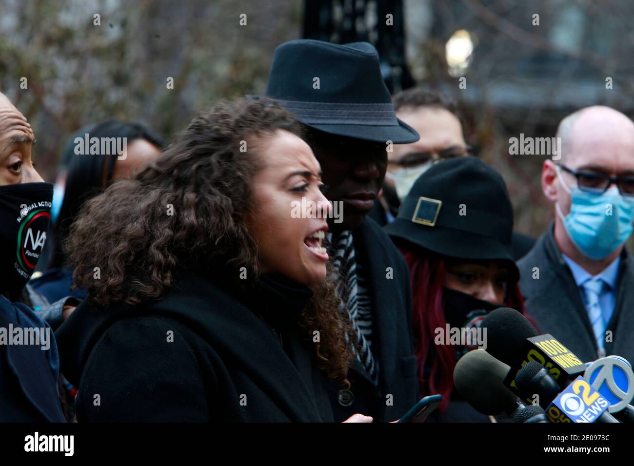 NEW YORK, NY - DICEMBRE 30: Avvocato di diritti civili Benjamin Crump che rappresenta i genitori, il keyon Harrold, Sr. E Kat Rodriguez e il loro figlio, il keyon Harrold, Jr. Che è stato aggredito, I giorni precedenti hanno attaccato verbalmente e accusato di rubare un telefono cellulare da un altro ospite presso l'hotel boutique Arlo SoHo, tengono una conferenza stampa per evidenziare i valori egualitari della società americana. All'incontro hanno partecipato il Rev, al Sharpton, fondatore e presidente, National Action Network e vari tifosi. Si è tenuto al City Hall Park il 30 dicembre 2020 a New York City. Credito: Mpi43/MediaPunch Foto Stock