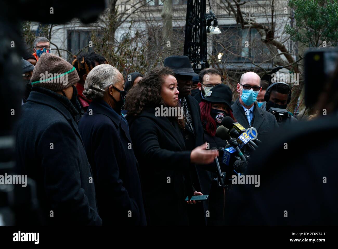 NEW YORK, NY - DICEMBRE 30: Avvocato di diritti civili Benjamin Crump che rappresenta i genitori, il keyon Harrold, Sr. E Kat Rodriguez e il loro figlio, il keyon Harrold, Jr. Che è stato aggredito, I giorni precedenti hanno attaccato verbalmente e accusato di rubare un telefono cellulare da un altro ospite presso l'hotel boutique Arlo SoHo, tengono una conferenza stampa per evidenziare i valori egualitari della società americana. All'incontro hanno partecipato il Rev, al Sharpton, fondatore e presidente, National Action Network e vari tifosi. Si è tenuto al City Hall Park il 30 dicembre 2020 a New York City. Credito: Mpi43/MediaPunch Foto Stock