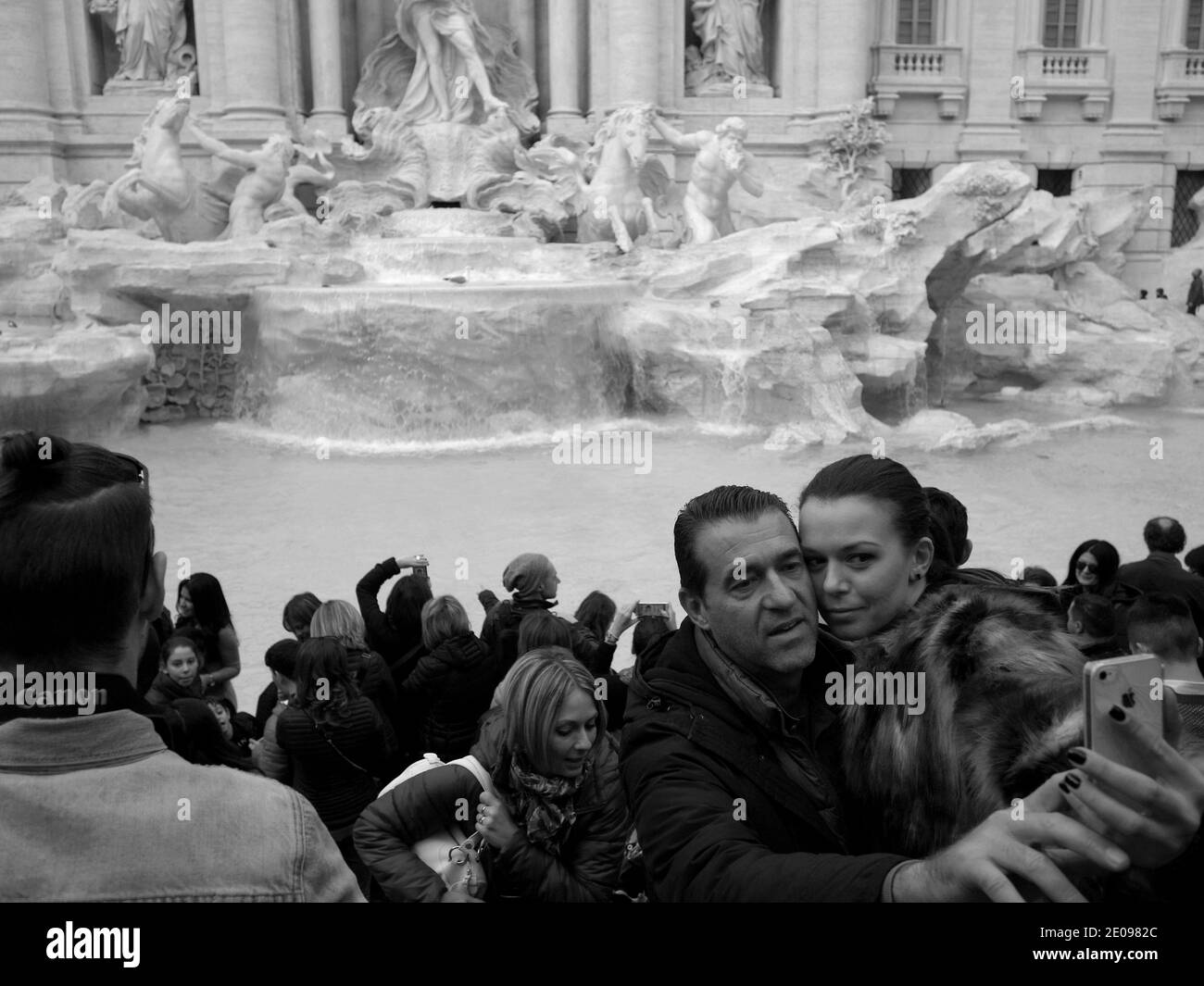 AJAXNETPHOTO. 2015. ROMA, ITALIA. - ATTRAZIONE ROMANA - VISITATORI DELLA FONTANA DI TREVI CHE FANNO UNA 'ELFIE'. PHOTO:JONATHAN EASTLAND/AJAX REF:GXR151012 5839 Foto Stock