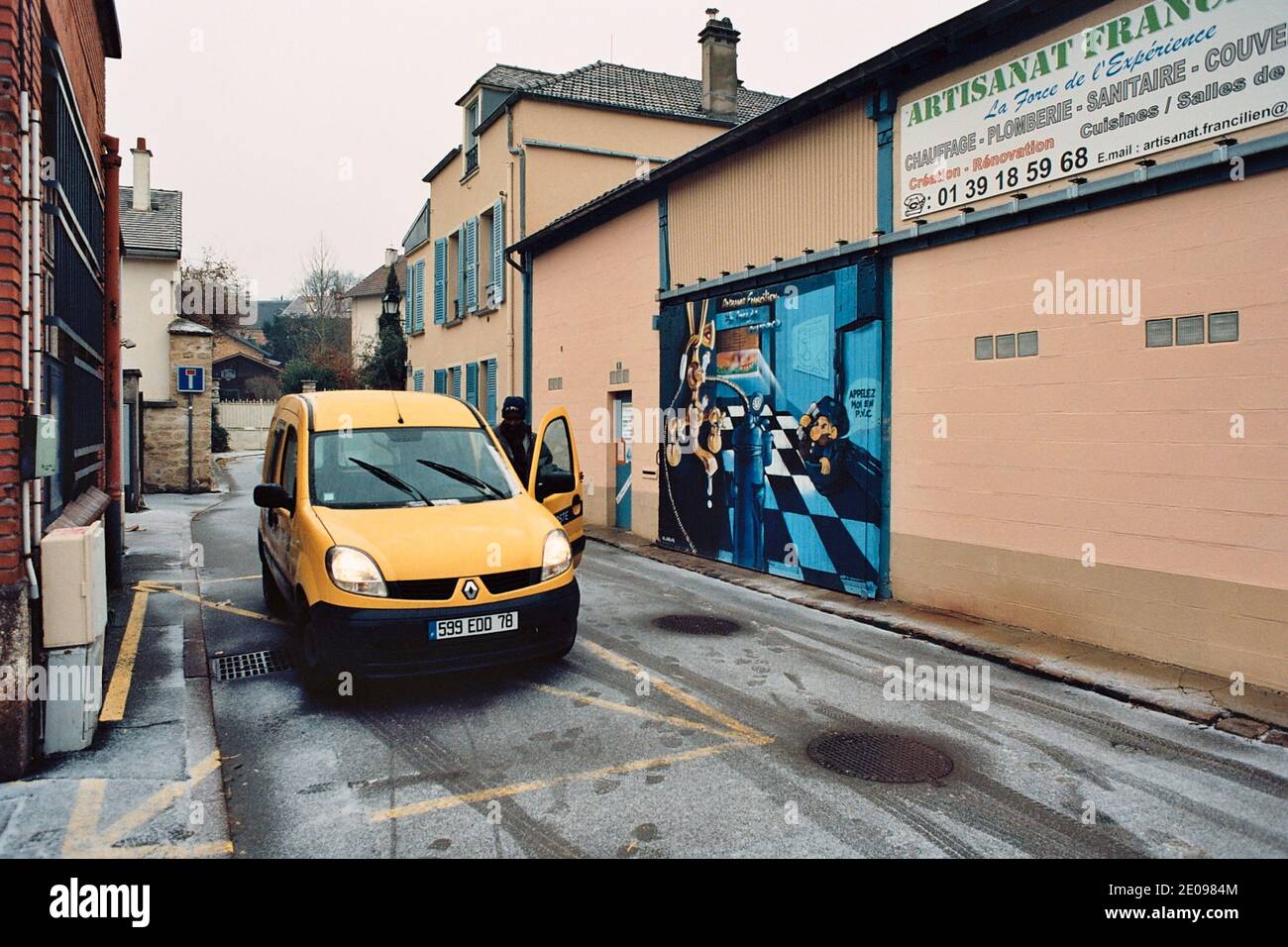 AJAXNETPHOTO. LOUVECIENNES, FRANCIA. - EFFETTO DELLA NEVE - SCENA VINICOLA SU UNA STRADA CHE PORTA A UN TERRENO PIÙ ALTO DALLA PIAZZA DEL MERCATO.PHOTO:JONATHAN EASTLAND/AJAX REF:TC2587 06 5A Foto Stock