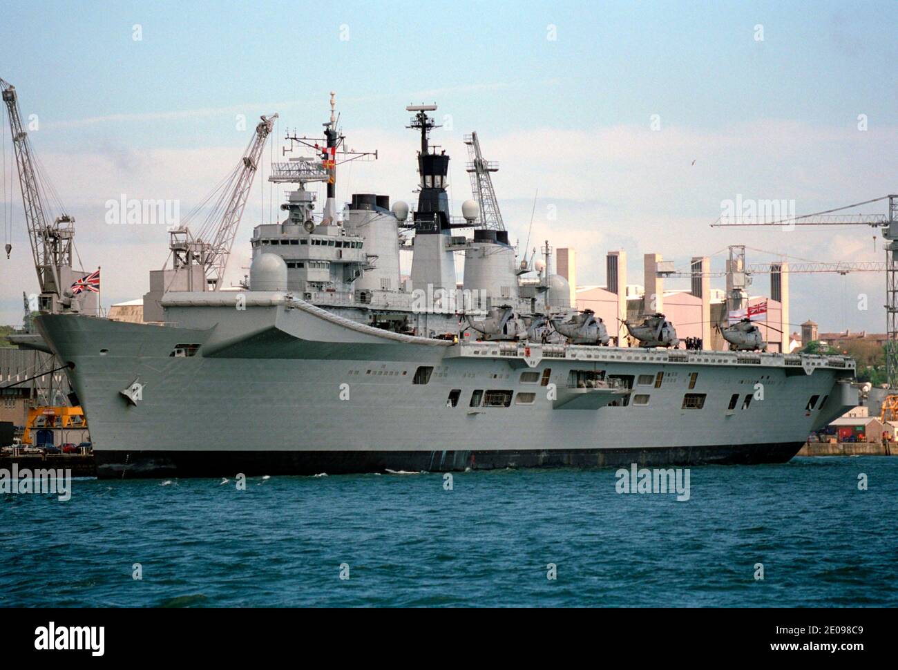 AJAXNETPHOTO. 1999. DEVONPORT, PLYMOUTH, INGHILTERRA. - H.M.S. ILLUSTRI ORMEGGIATI NELLA BASE NAVALE. PHOTO:JONATHAN EASTLAND/AJAX REF:CD0055 11 Foto Stock