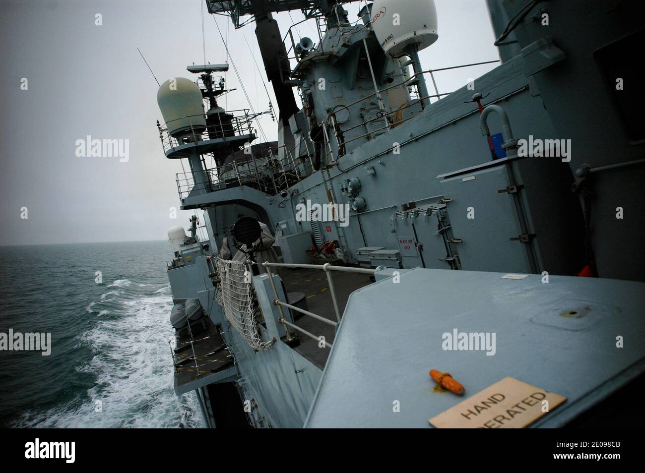 AJAXNETPHOTO. 29 FEB 2012. AL MARE. ACQUE TERRITORIALI DEL REGNO UNITO. - HMS LIVERPOOL. PASSAGGIO DA GLASGOW A LIVERPOOL - CACCIATORPEDINIERE TIPO 42 CHE GIRA A VELOCITÀ NEL MARE IRLANDESE. FOTO: JONATHAN EASTLAND/AJAX REF: RD122902 2199 Foto Stock