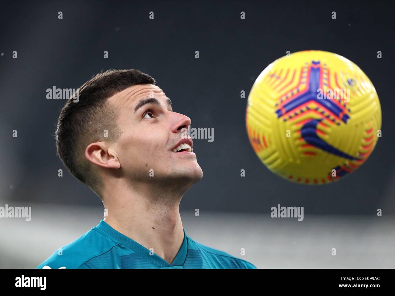 Il portiere della Newcastle United Karl Darlow durante la partita della Premier League a St James' Park, Newcastle. Foto Stock