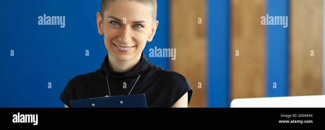 Bella donna ha una cartella sul posto di lavoro Foto Stock