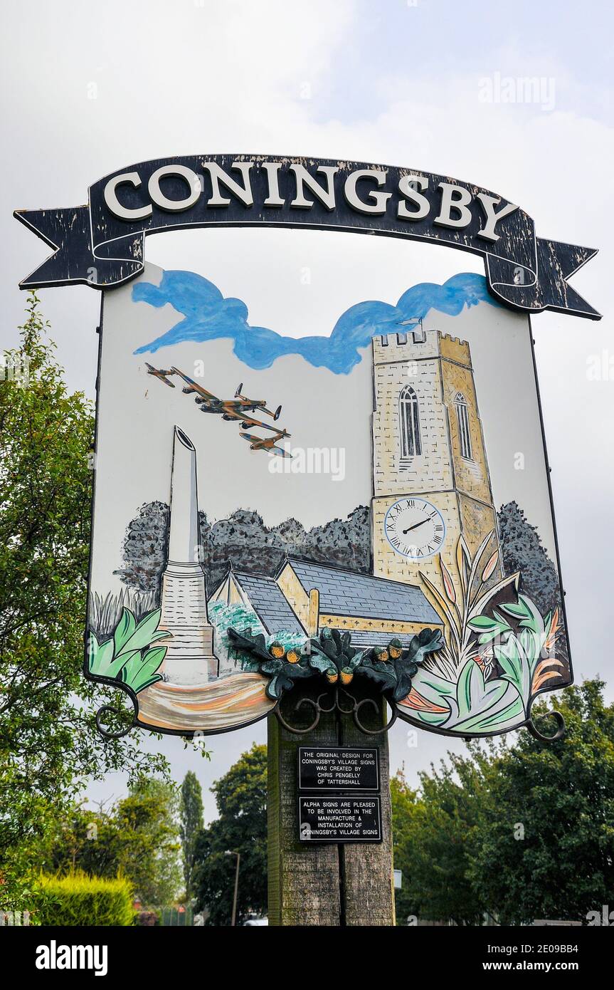 Segno del villaggio di Coningsby, associato con RAF Coningsby e raffigurante aerei della Royal Air Force Battle of Britain Memorial Flight, chiesa Foto Stock