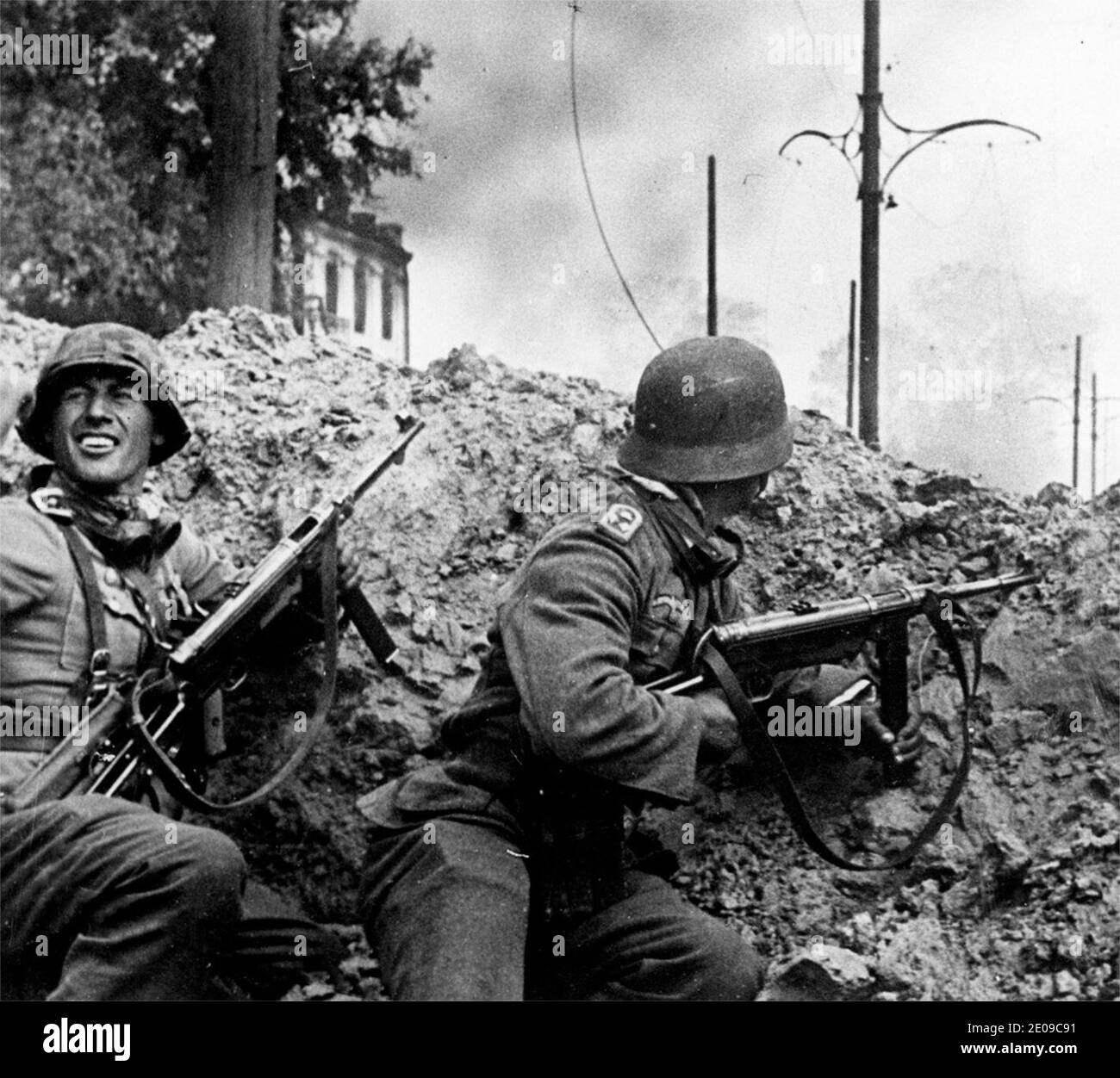 Soldati tedeschi della 24a Divisione Panzer in azione durante i combattimenti per la stazione meridionale di Stalingrado, 15 settembre 1942 Foto Stock