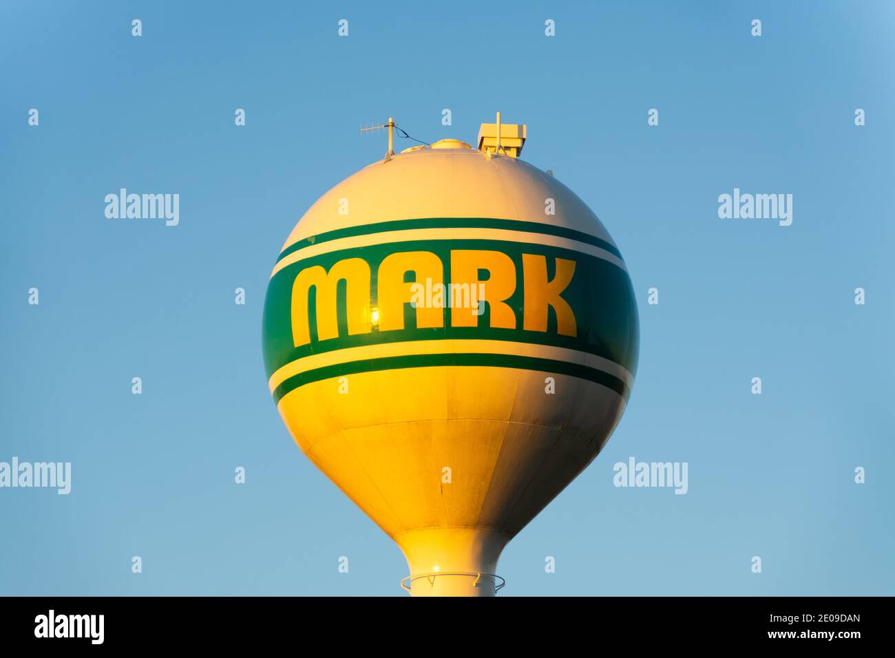 Mark, Illinois / Stati Uniti - 28 novembre 2020: La città di Mark Water torre come il sole tramonta. Foto Stock