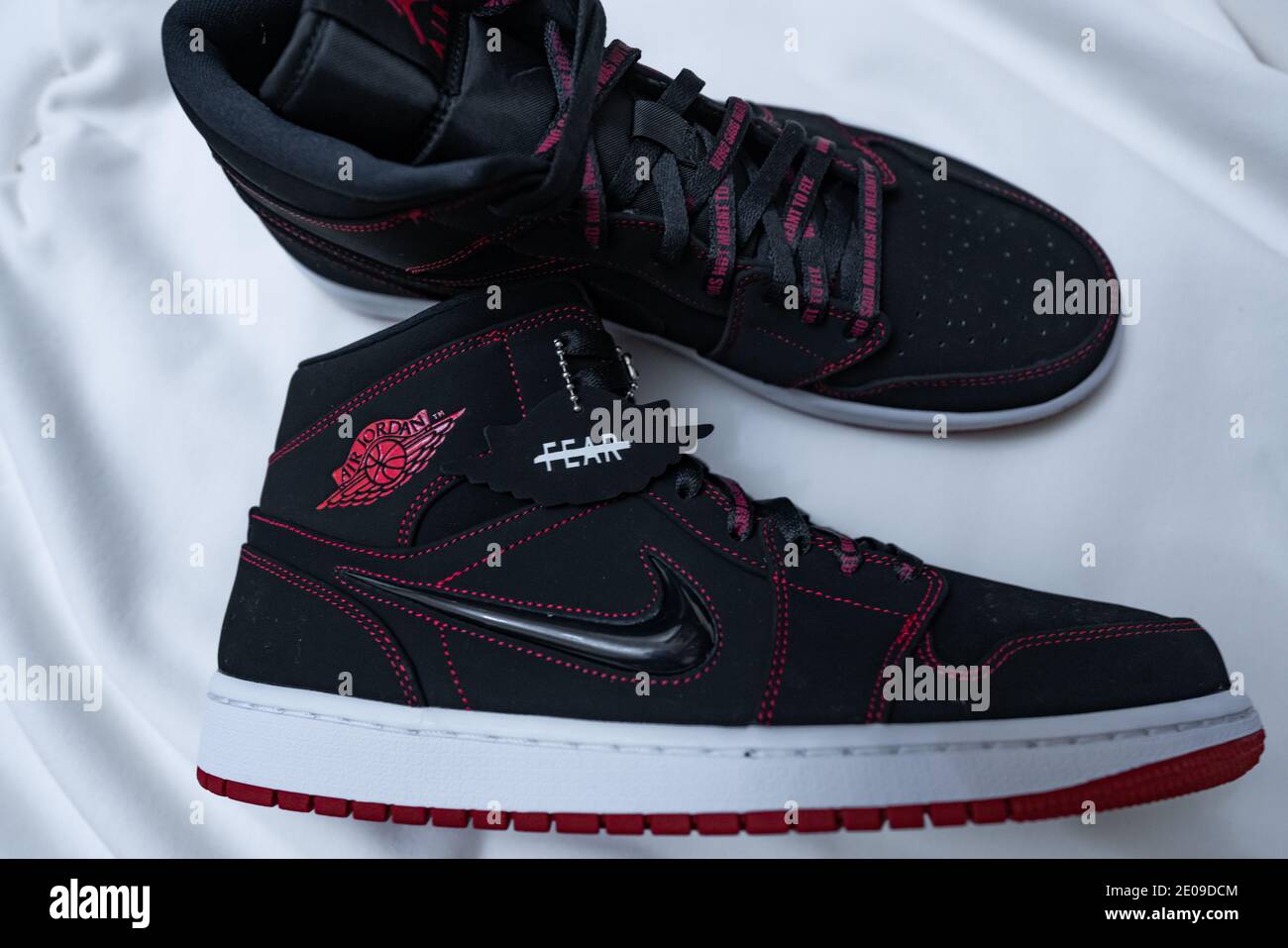 Nike Jordan 1 rossa, nera e bianca | 23 sneakers cultura basket, cuciture  rosse | Michael Jordan, Chicago Bulls Foto stock - Alamy