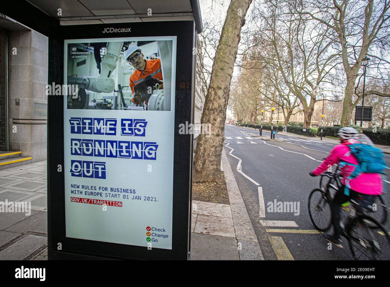 Le persone passano i poster informativi sulla Brexit nel centro di Londra mentre i deputati discuteranno e voteranno sull’accordo commerciale post-Brexit tra Regno Unito e UE, il 30 dicembre 2020 . Foto Stock