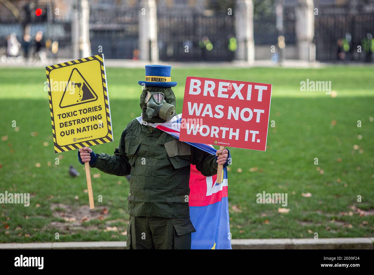 Il dimostratore pro-UE Steve Bray protesta al di fuori delle Camere del Parlamento mentre i parlamentari discutono e votano sull’accordo commerciale post-Brexit Regno Unito-UE, il 30 dicembre 2020 Foto Stock