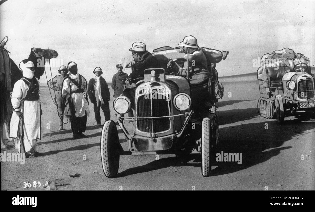 Les autos à chenilles Kegresse Hinstin Citroën dans le Sahara rencontrant des méharistes, dans les premières Dunes du Grand Erg - au volant Audouin Dubreuil, à Côté de lui l'adjudant Chappuis. Foto Stock