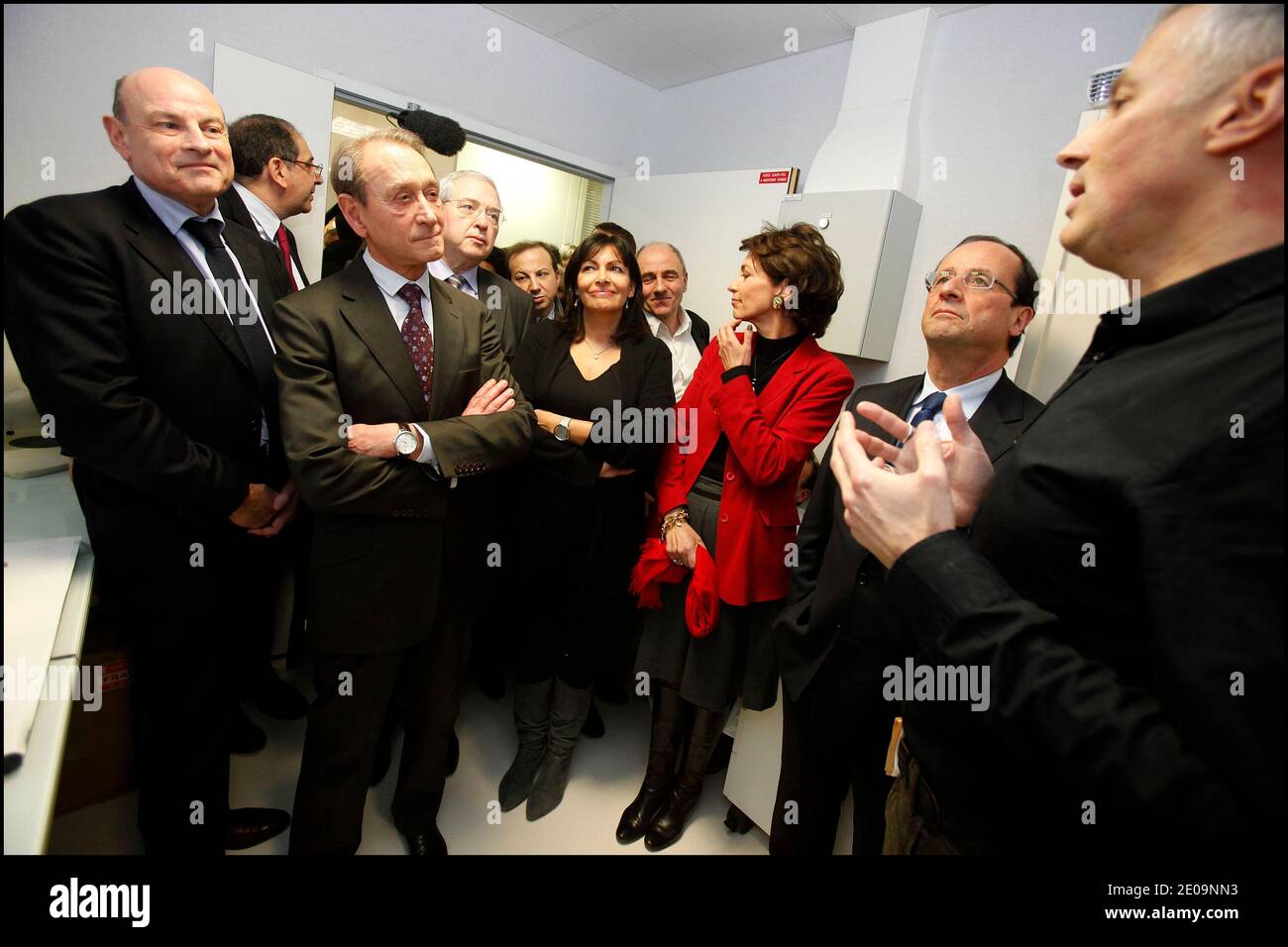 Candidato del Partito Socialista Francese (PS) alle elezioni presidenziali francesi del 2012, Francois Hollande affiancato da Jean-Marie le Guen, Bertrand Delano, Jean-Paul Huchon, Anne Hidalgo e Marisol Touraine visita l'ospedale Robert Debre a Parigi, in Francia, il 2 febbraio 2012 come parte della sua campagna. Foto di Seba/piscina/ABACAPRESS.COM Foto Stock