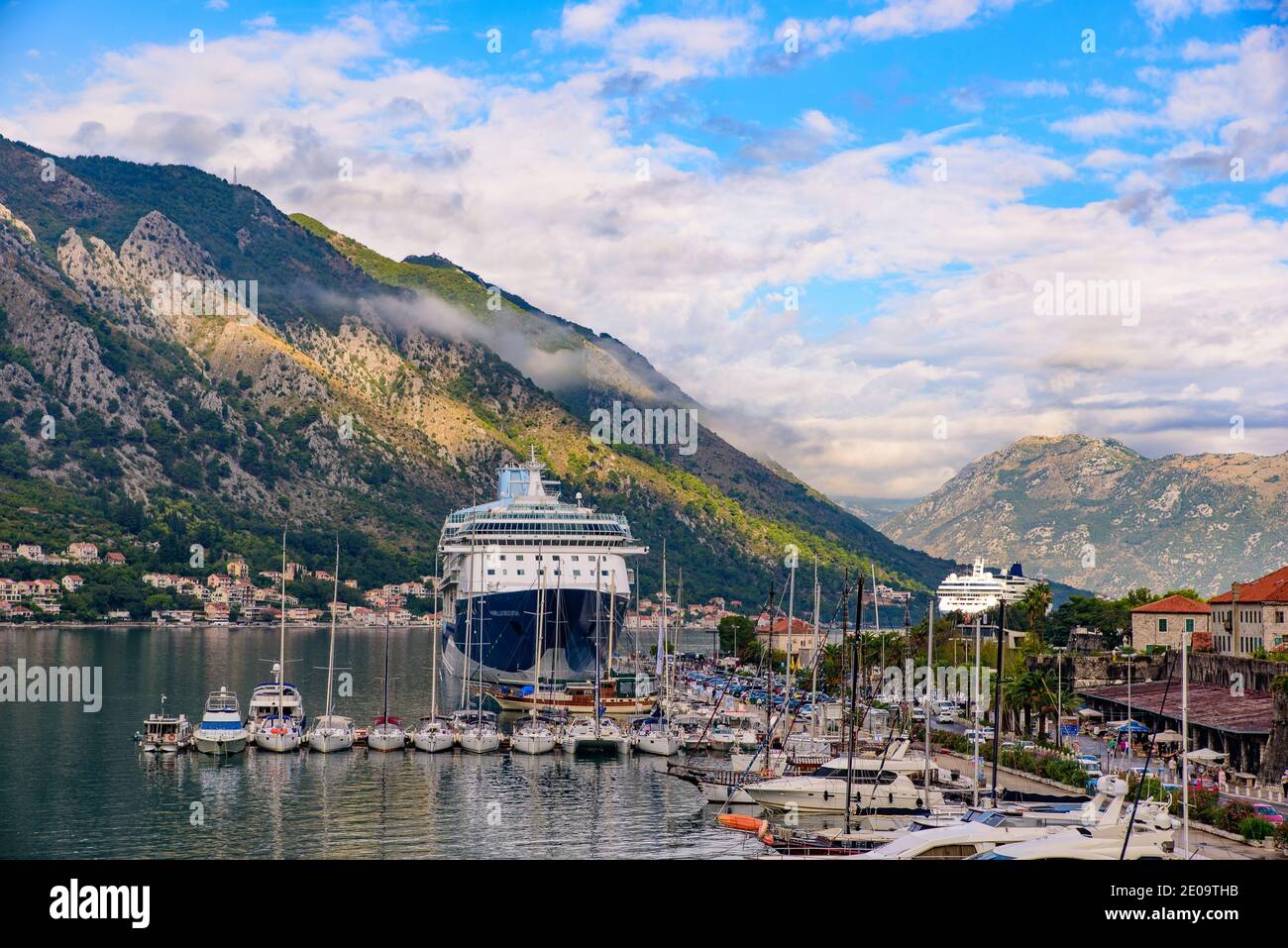 Barche e navi nel porto di Kotor in Montenegro Foto Stock