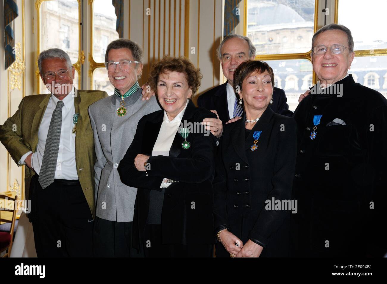 (L-R) Jean-Marie Perier, Jean Paul Goude, Maria Pergay, il ministro della Cultura Frederic Mitterrand, Colette Curber e Pierre Perrigault durante una cerimonia di premiazione tenutasi presso la sede del Ministero della Cultura, a Parigi, in Francia, l'8 febbraio 2012. Foto di Alban Wyters/ABACAPRESS.COM Foto Stock