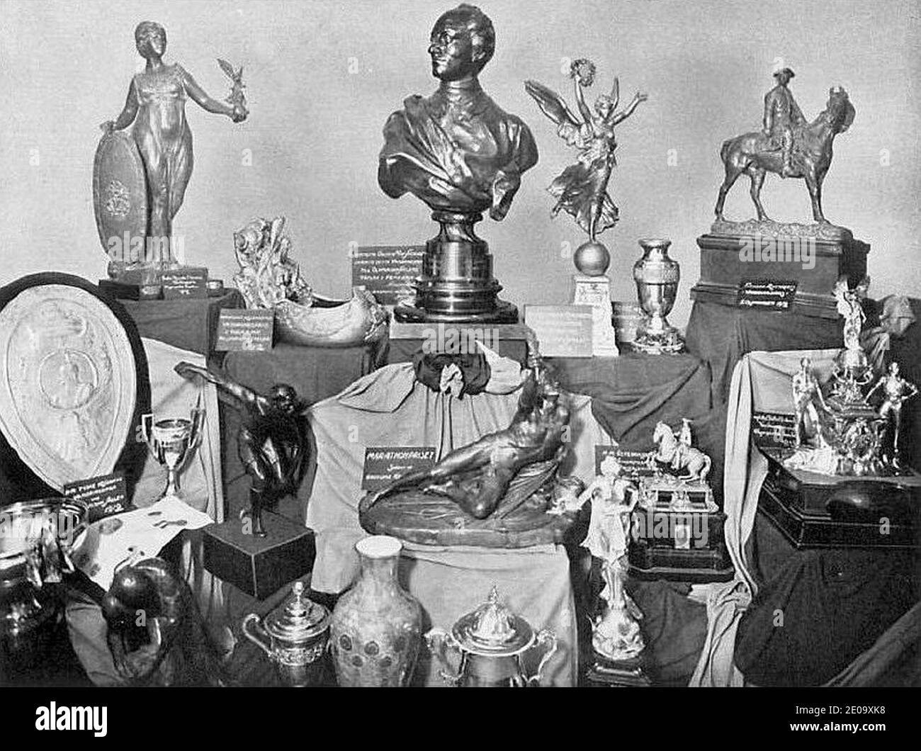 Les Divers trophées decernés lors des JO de 1912. Foto Stock