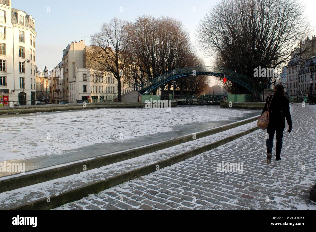 Vista del canale congelato Saint-Martin a Parigi, Francia l'8 febbraio 2012. Le temperature sono scese ai minimi storici in Francia e in Europa, mentre continua una settimana di freddo scatto. Foto di Alain Apaydin/ABACAPRESS.COM Foto Stock