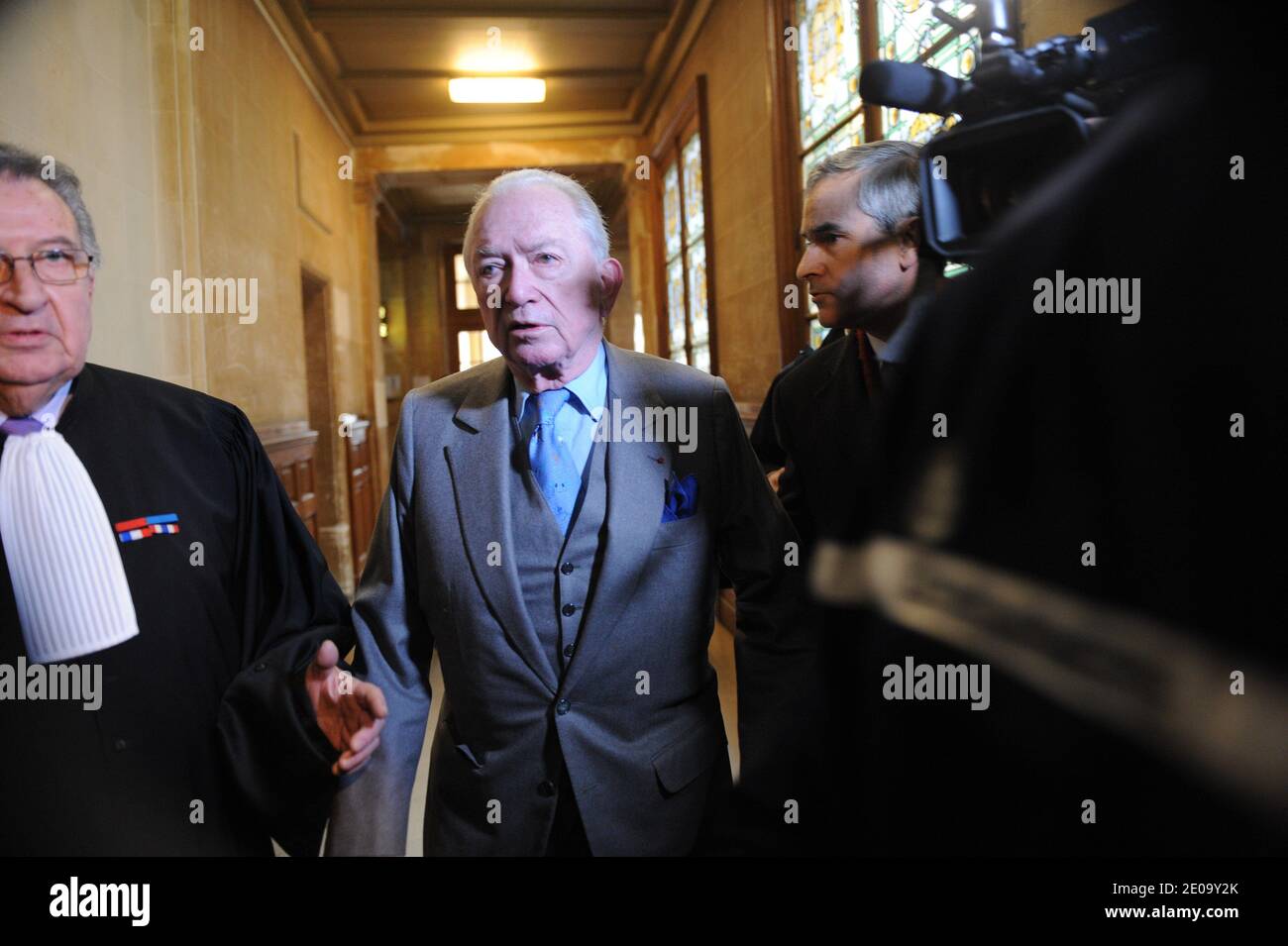 L'erede di profumo di Guerlain Jean-Paul Guerlain è raffigurato mentre arriva al tribunale di Parigi, in Francia, il 9 febbraio 2012. Jean-Paul Guerlain affronta fino a sei mesi di carcere e 22,500 euro di multe se condannato in un processo per accuse di insulti razzisti, che ha aperto il 9 febbraio 2012. Foto di Mousse/ABACAPRESS.COM Foto Stock