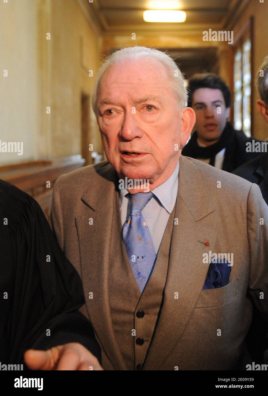 L'erede di profumo di Guerlain Jean-Paul Guerlain è raffigurato mentre arriva al tribunale di Parigi, in Francia, il 9 febbraio 2012. Jean-Paul Guerlain affronta fino a sei mesi di carcere e 22,500 euro di multe se condannato in un processo per accuse di insulti razzisti, che ha aperto il 9 febbraio 2012. Foto di Mousse/ABACAPRESS.COM Foto Stock